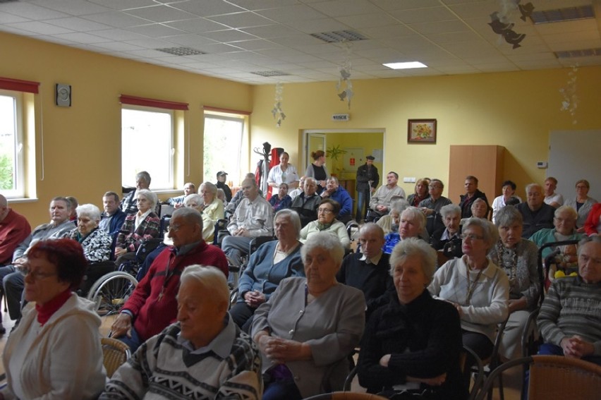 Mieszkańcy DPS Śrem i i DPS Psarskie uczcili stulecie...