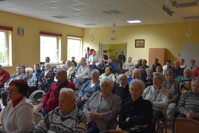 Mieszkańcy DPS Śrem i i DPS Psarskie uczcili stulecie niepodległości