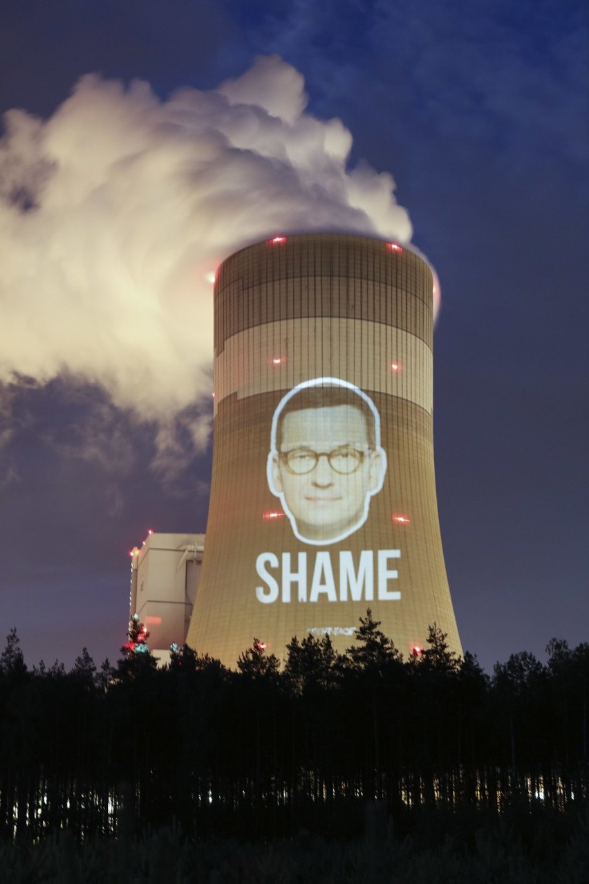 Greenpeace wyświetlił twarz premiera Morawieckiego na kominie Elektrowni [ZDJĘCIA]