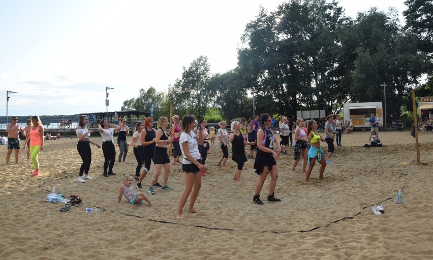 Zumba była na plaży w Zieleniewie nad jeziorem Miedwie