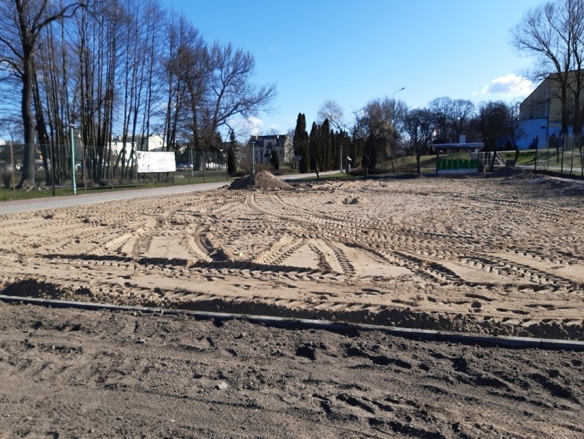 W Suwałkach nad zalewem Arkadia modernizują boisko do gry w siatkówkę plażową