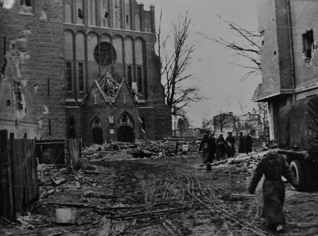 Kołobrzeski kościół św. Jerzego na fotografii wykonanej w 1954 r. Dwa lata później budowla, podobnie jak dwa inne domy boże, została rozebrana