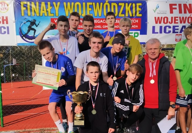Uczniowie SP 4 zdobyli puchar za zwycięstwo w finale wojewódzkim