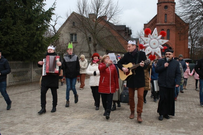 W orszaku wzięły udział dzieci, młodzież i dorośli.