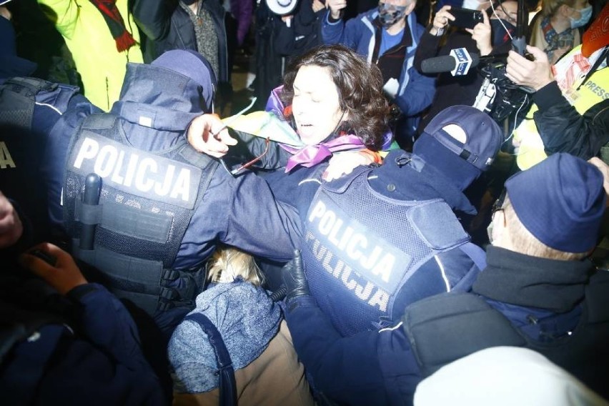 Dolnośląska posłanka Monika Wielichowska: "jeden z policjantów naruszył moją nietykalność podczas Strajku Kobiet"