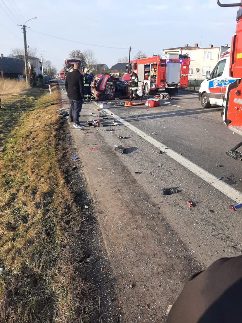 Wypadek w Białej. Dwie osoby zostały ranne, DK 74 jest zablokowana