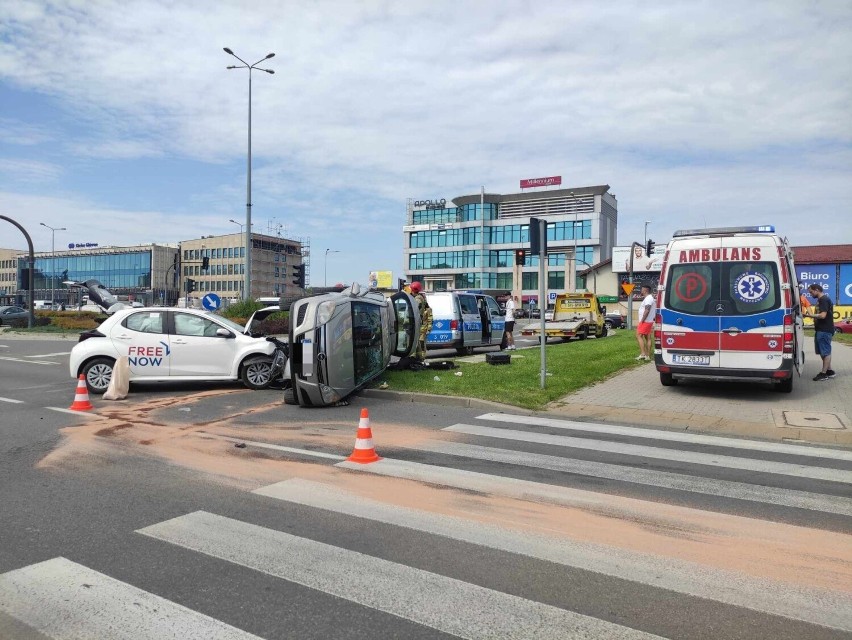 Wypadek dwóch samochodów przy dworcu na ulicy Żelaznej w Kielcach. Są poszkodowani. Zobacz zdjęcia 