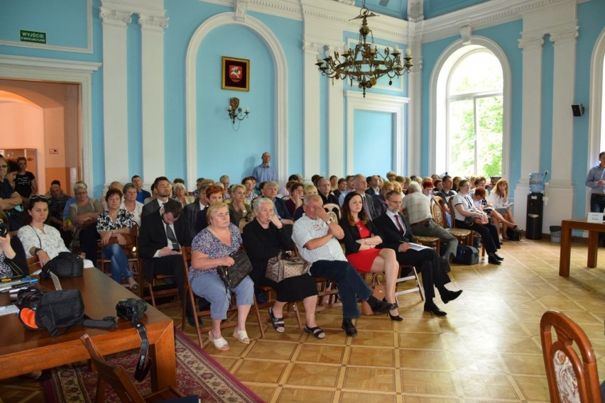 Czy da się powstrzymać zwolnienia? Dyrektor SP-ZOZ-u odpowiadał przed radnymi powiatu