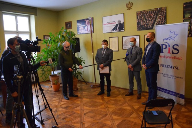 Podczas konferencji radni miejscy Prawa i Sprawiedliwości w Przemyślu (Maciej Kamiński, Andrzej Berestecki i Daniel Dryniak) zapowiedzieli, że nie poprą prezydenckiego projektu uchwały i połączeniu SP 14 z przedszkolami nr 7 i 14.