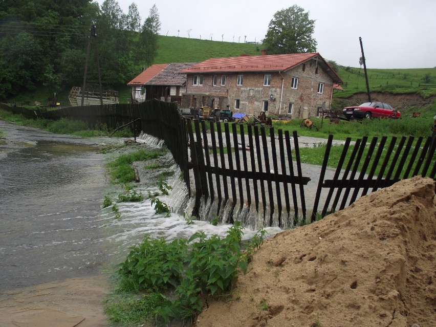 Powódź 2013: Sprzątają w zalanych miejscowościach i z niepokojem patrzą na niebo