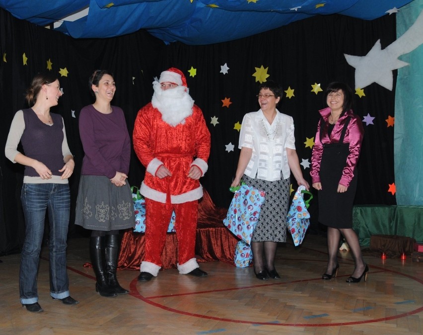 Mikołaj wręcza prezenty wychowawcom pracującym w ośrodku