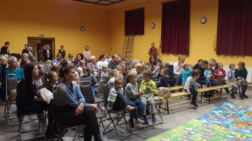 Toruński teatr odwiedził bibliotekę w Służewie [zdjęcia]