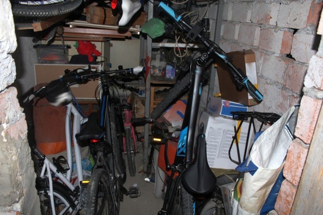 W piwnicy znajdowało się osiem rowerów pochodzących z kradzieży oraz pasterstwa