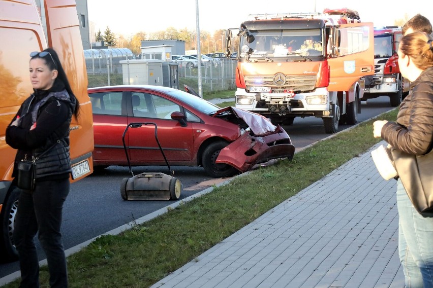 Wypadek na ulicy Myśliwskiej w Legnicy. Auto dachowało w rowie, zobaczcie zdjęcia