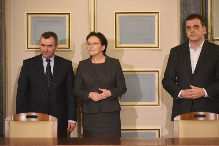 Premiera Ewa Kopacz podpisała porozumienie ze związkowcami w...