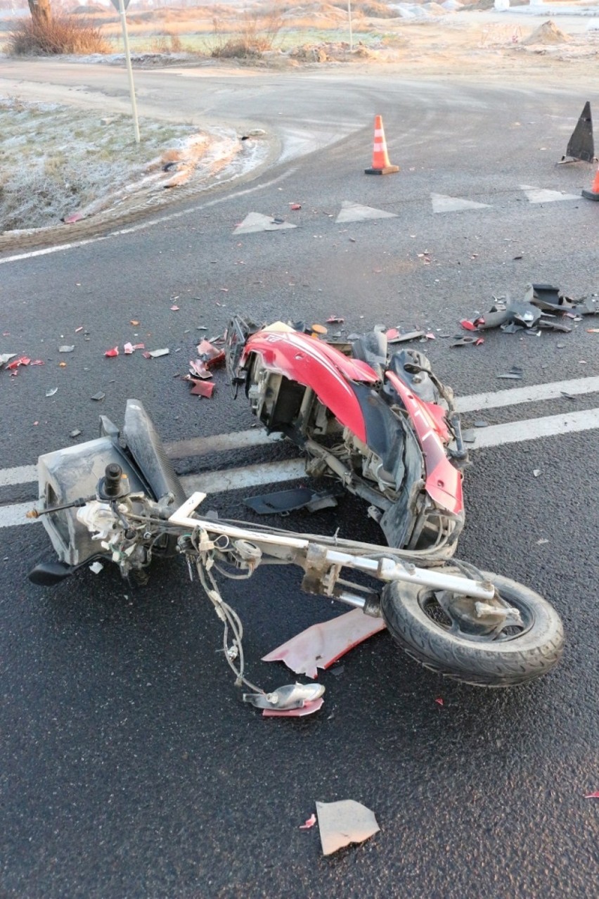 W Rogowie na drodze krajowej nr 5 doszło do wypadku samochodu osobowego i motoroweru [zdjęcia] 