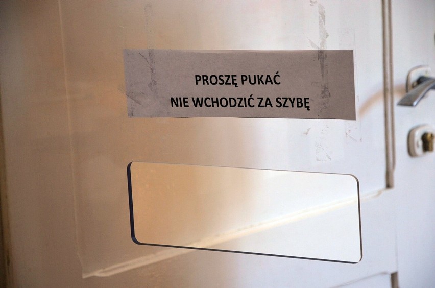 Głogowski punkt NFZ wciąż z pleksą w drzwiach. Klienci skarżą się, że są obsługiwani na korytarzu