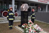 Przy komendzie PSP odsłonięto obelisk upamiętniający strażaków, którzy zginęli na służbie ZDJĘCIA 