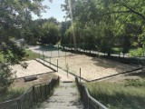 Nowa atrakcja w Czeladzi. Obok basenów w Parku Grabek powstały boiska do siatkówki plażowej 