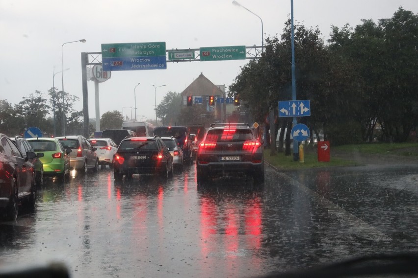 Ogromna ulewa przechodzi nad Legnicą. Deszcz nadal pada, zobaczcie zdjęcia