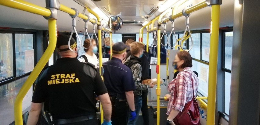 W dobie koronawirusa kontrole pasażerów w komunikacji miejskiej w Olkuszu