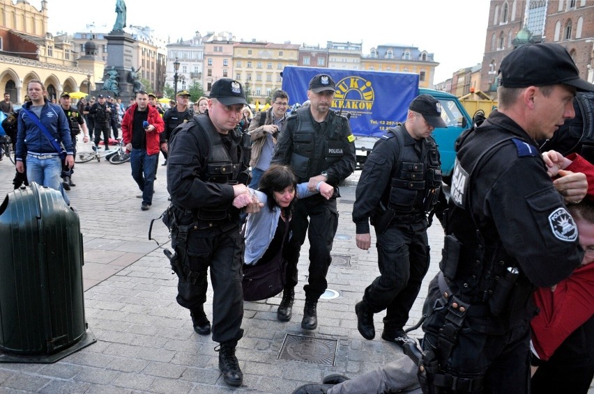 Kraków. Pamiętacie ten protest aktywistów? 10 lat temu zlikwidowano miasteczko namiotowe na Rynku Głównym