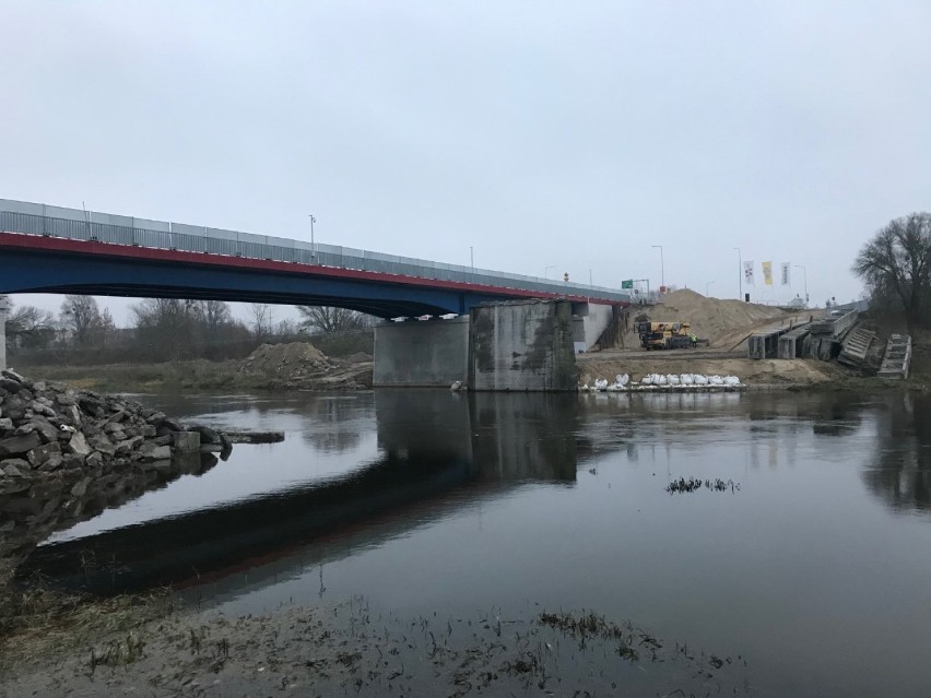 Rozebrano już jeden z mostowych filarów (26.11.2020).