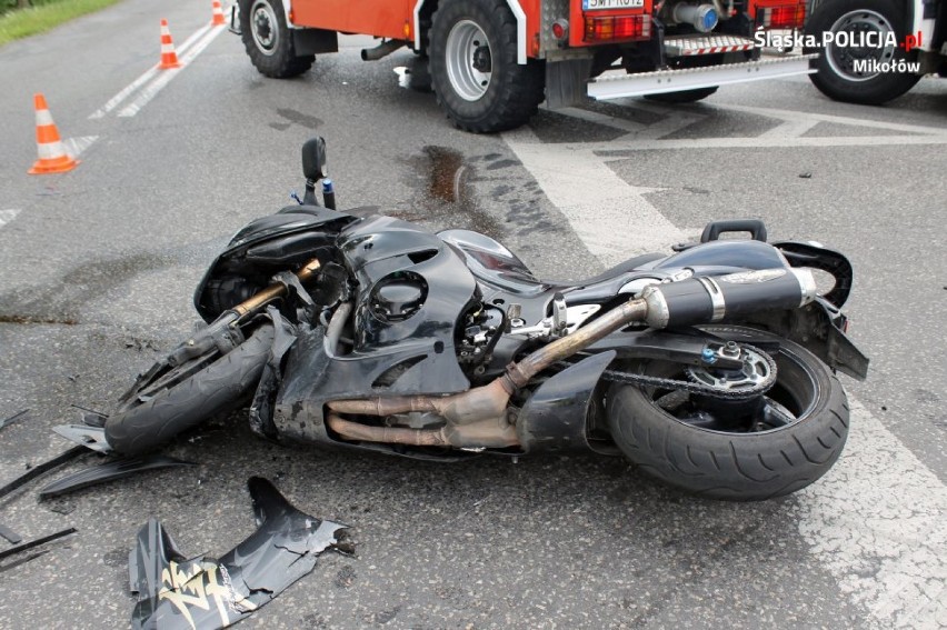 Wypadek w Mikołowie: Osobówka nie ustąpiła pierwszeństwa motocykliście, ranny 25-latek [ZDJĘCIA]