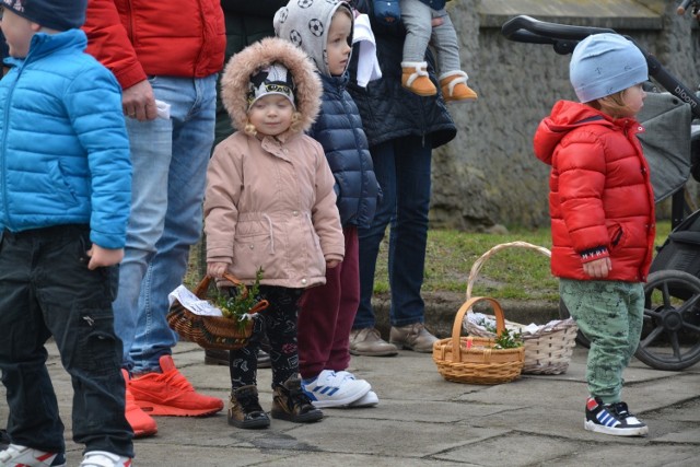 Święcenie pokarmów na wielkanocny stół w parafii w Kamieniu Krajeńskim