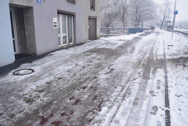 Chodnikiem przy kamienicy na ulicy 1 Maja powinni chodzić wyłącznie piesi, jednak równie wczęsto wykrzystywana jest przez samochody. Zobacz kolejne zdjęcia. Przesuwaj zdjęcia w prawo - naciśnij strzałkę lub przycisk NASTĘPNE