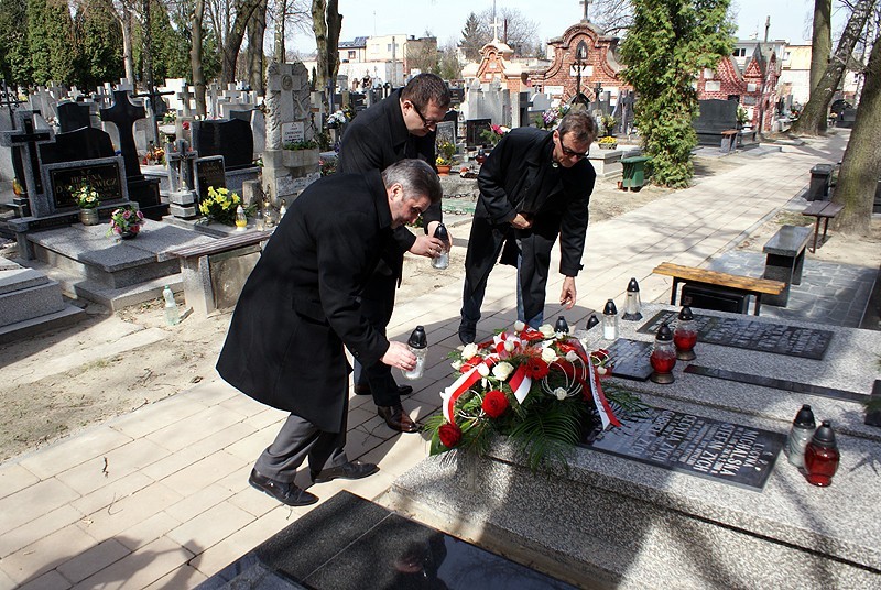 Kalisz: W II rocznicę katastrofy smoleńskiej złożono wiązanki kwiatów na grobie Gabrieli Zych