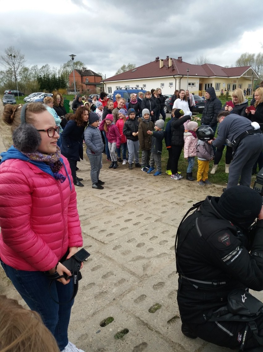 Motozające przyjechały z prezentami do dzieci w gminie Dobrzany [zdjęcia]