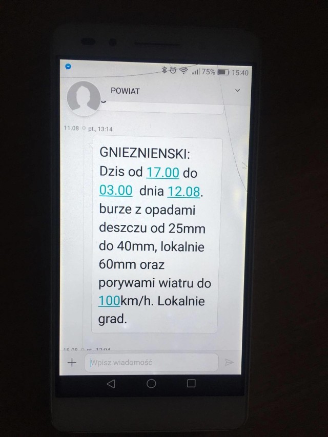 Tylko jeden, na kilka godzin przed nawałnicą, za to takiej treści komunikat przyszedł przez sms-owy system informowania o zagrożeniach. Potem - ani bezpośrednio przed nawałnicą, ani w trakcie, ani po nawałnicy - mieszkańcy nie otrzymali żadnego komunikatu przez sms. Żadnej informacji nie było też na stronie powiatu aż do 14 sierpnia.