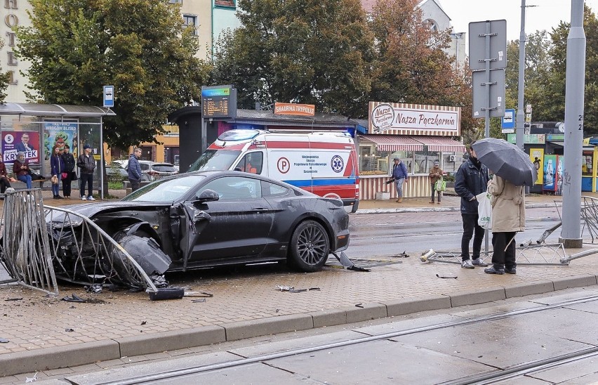Samochód uderzył w barierkę na Wyszyńskiego [ZDJĘCIA]