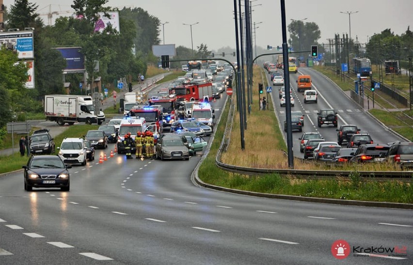 Kraków. Poważny wypadek na ulicy Wielickiej. Lądował śmigłowiec LPR [ZDJĘCIA]