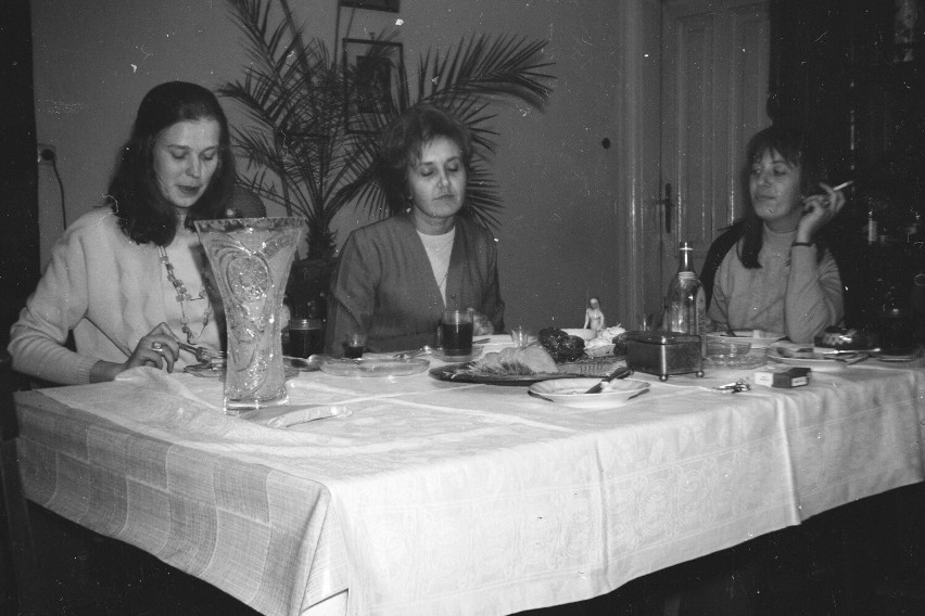 Trzy kobiety przy stole jedzą ciasto, piją wódkę i kawę....