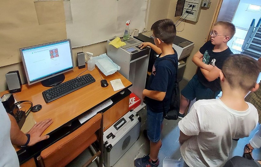 Dzieciaki z sieradzkiej "Dziesiątki' z wizytą u policjantów