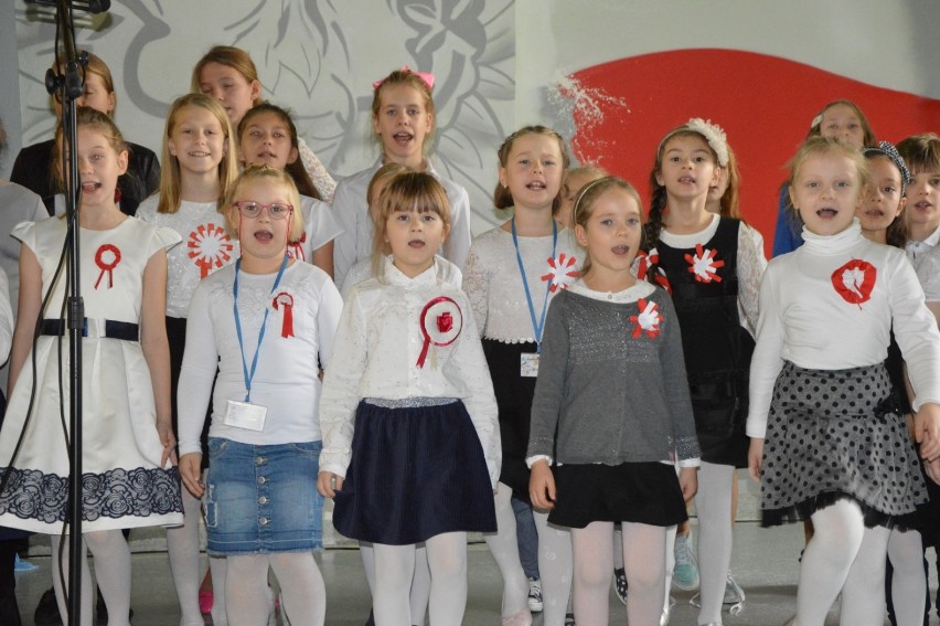 Sam Marszałek zawitał na uroczysty apel do Szkoły Podstawowej nr 5 w Lęborku