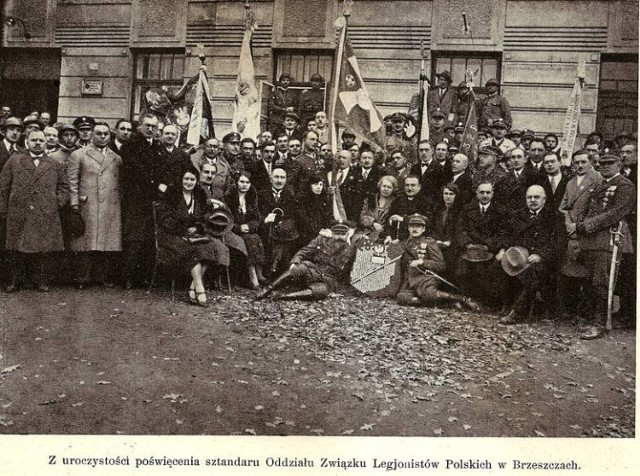 Oddział Związku Legionistów Polskich podczas uroczystości poświęcenia sztandaru w Brzeszczach