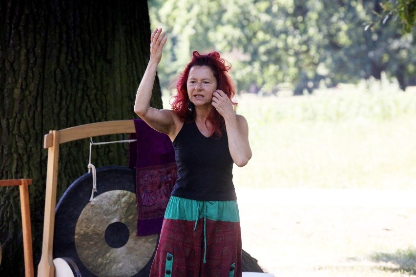 „Sztuka kultur(y)”. Spotkanie z jogą w legnickim parku, zobaczcie zdjęcia