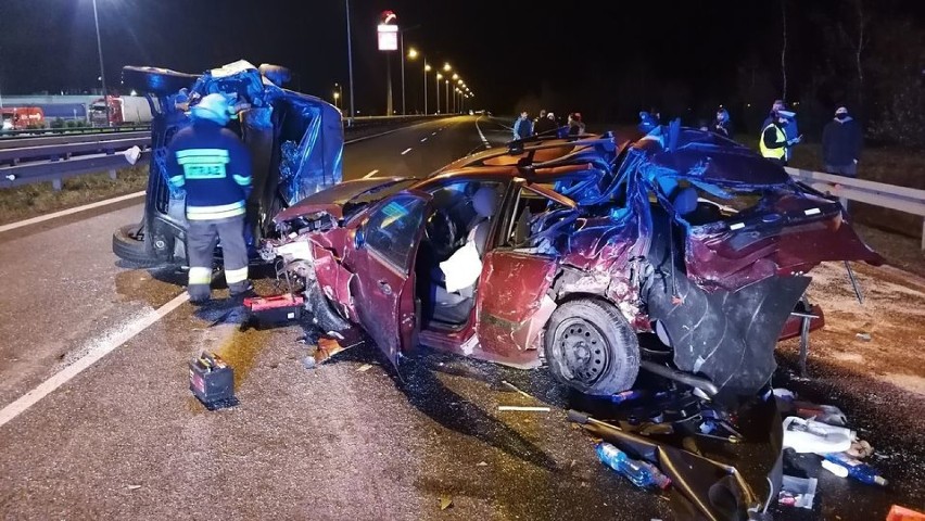 Wypadek osobówki i busa z Oleśnicy na trasie S8. Dwie osoby poszkodowane!