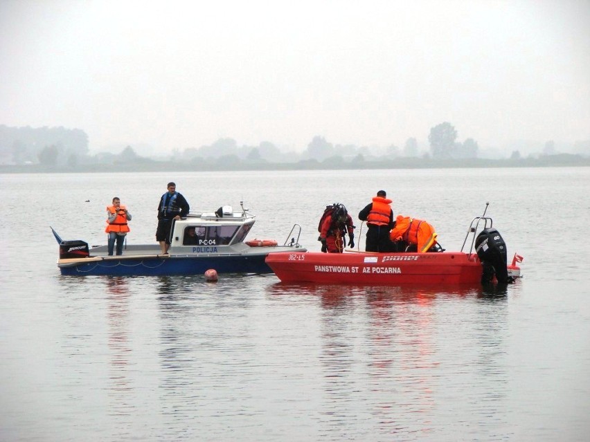 Ćwiczenia strażaków na jeziorze Gopło