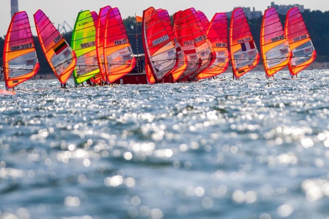 Windsurfing to niezwykle widowiskowa dyscyplina sportu, z racji położenia idealna dla sportowców na Pomorzu