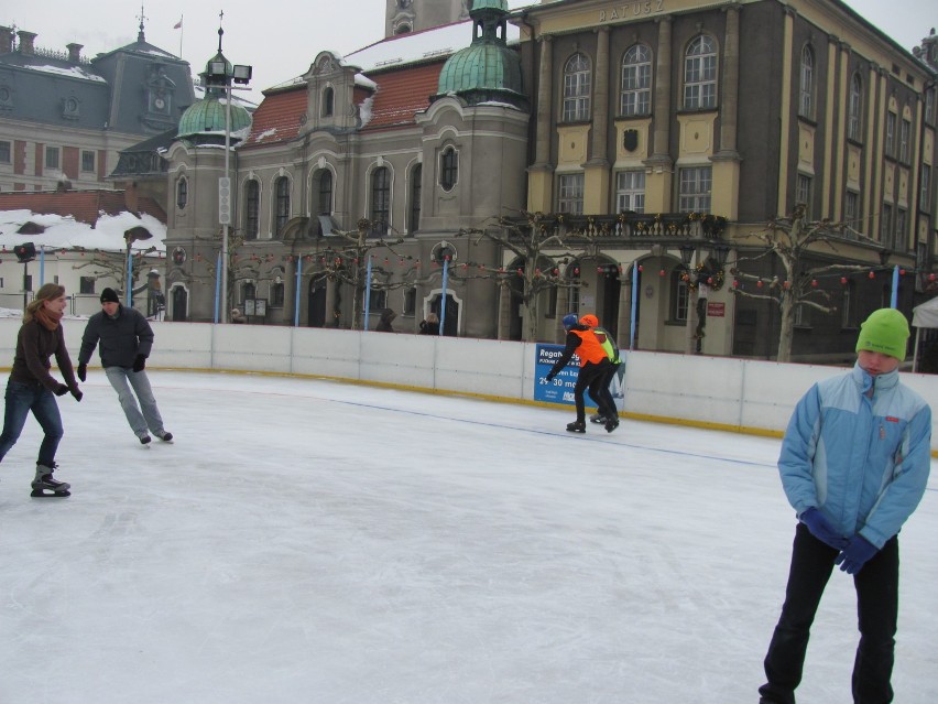 Otwarcie lodowiska w Pszczynie. Olimpijczycy będą uczyć naszą młodzież gry w hokeja
