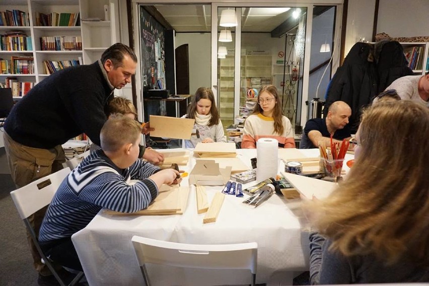 Wronki. Ptasie karmniki powstawały w bibliotece [ZDJĘCIA]