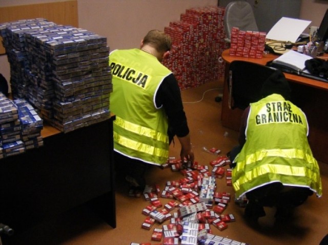Mieszkaniec powiatu słupeckiego przewoził ponad 100 tys. sztuk nielegalnych papierosów