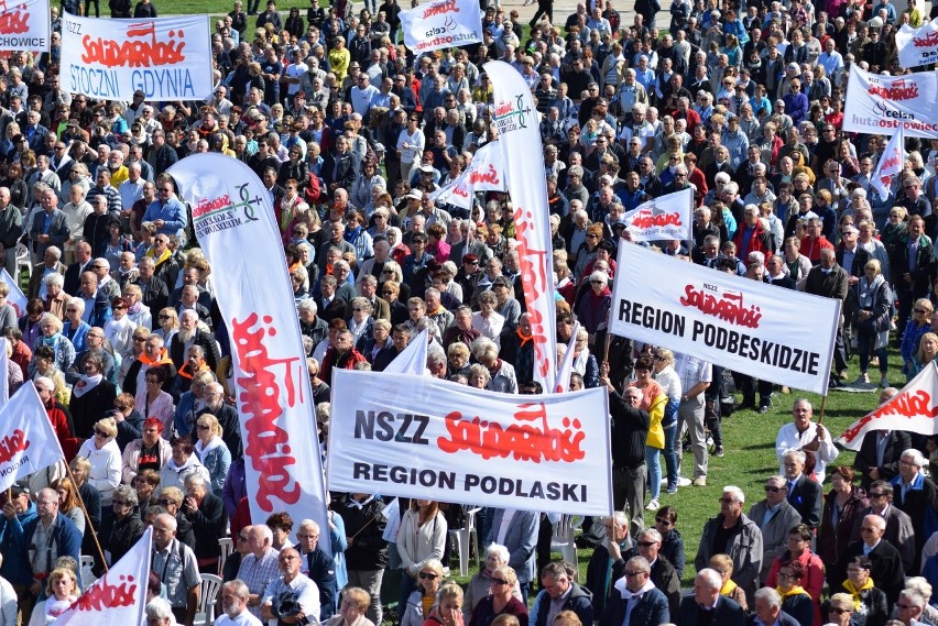 XXXVII Pielgrzymka Ludzi Pracy na Jasną Górę po raz pierwszy z udziałem premiera. "Wyższa płaca minimalna to nie rozdawnictwo" ZDJĘCIA