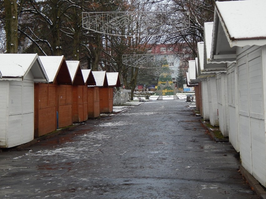 Odwilż w Ustce i trudne warunki drogowe w regionie [ZDJĘCIA]