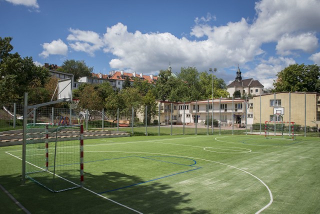 Warszawska Strefa Rodziny na Podzamczu. Przy fontannach stanął spory plac zabaw [ZDJĘCIA]