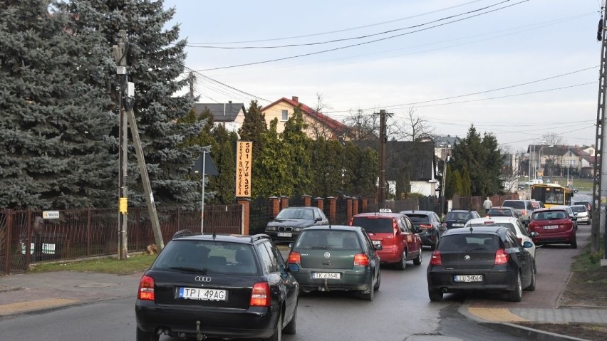 Ogromne problemy z parkowaniem wokół kieleckiej onkologii! Auta blokują chodniki, wjazdy, trawniki [ZDJĘCIA, WIDEO]